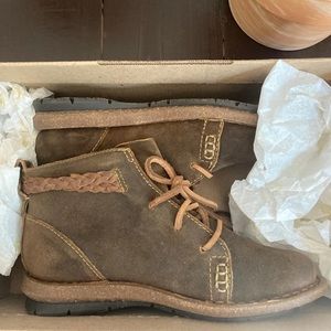 NWT Born Temple Rust Boots